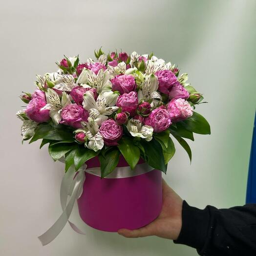Цветы в коробке с кустовыми розами