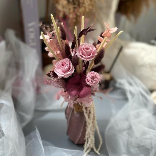 Стильная композиция с розами в вазе 🌸