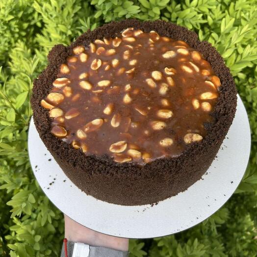 Шоколадный чизкейк с арахисом и солёной карамелью