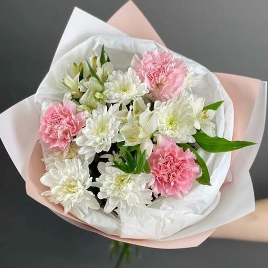 Сборный букетик с альстромерией, диантусами и хризантемой 🥰