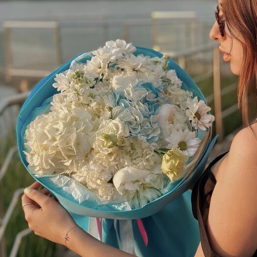 Букет от Violet Flowers из белых пионов и гортензии