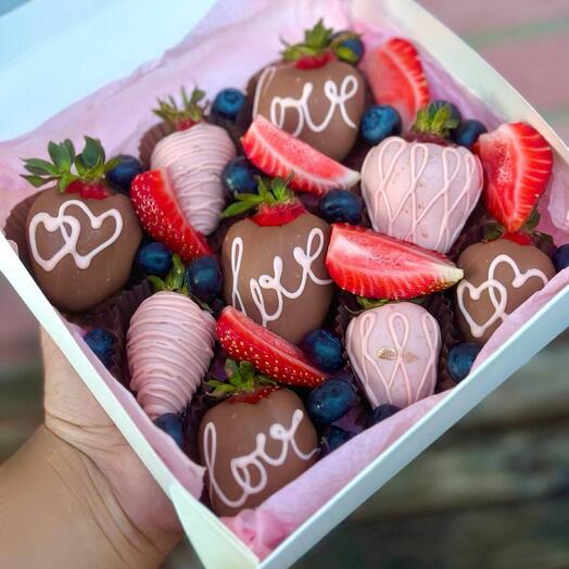 Клубника в шоколаде «love»