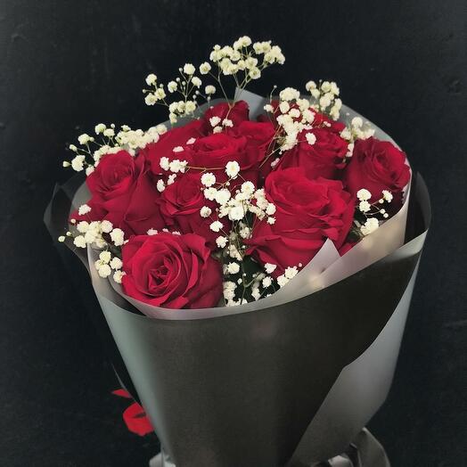 Роскошный букет из 11 штук бордовых роз