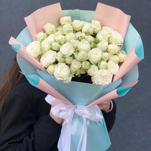 Нежный букет белых кустовых роз