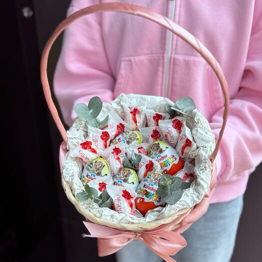 Корзина с киндерами и рафаелло М