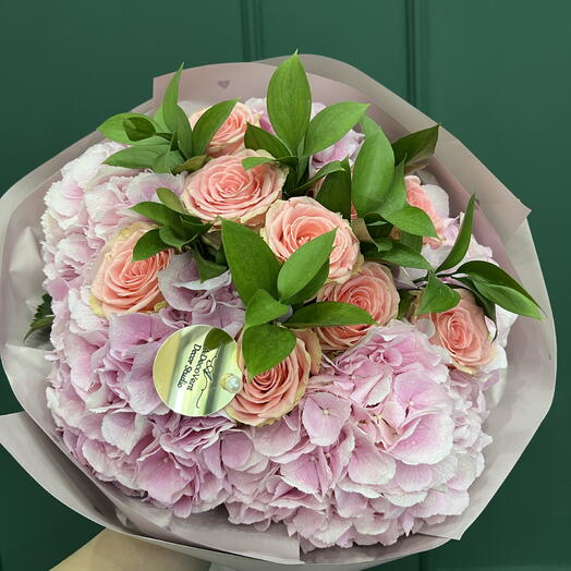 Rosen mit Hortensien