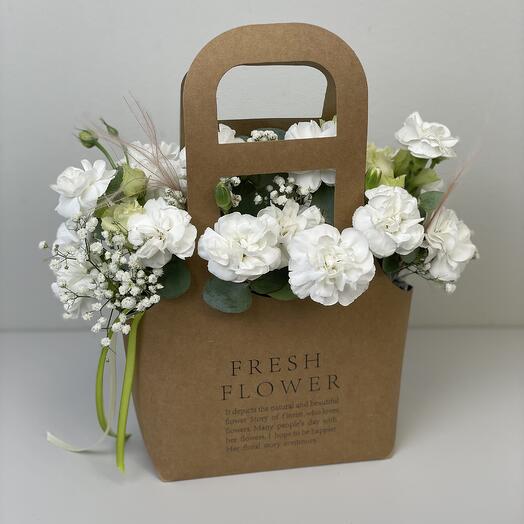 Цветочная композиция  в сумочке из белых кустовых гвоздик