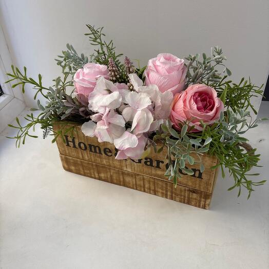 Цветы в деревянном ящике для дома