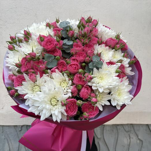 Букет из спрей роз и хризантемы