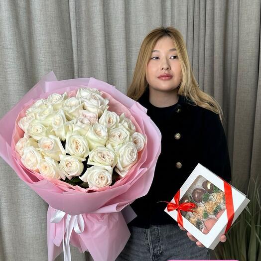 Нежный белые розы и клубника в шоколаде