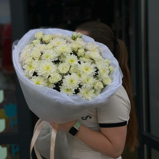 Авторский букет из хризантем и кустовых роз