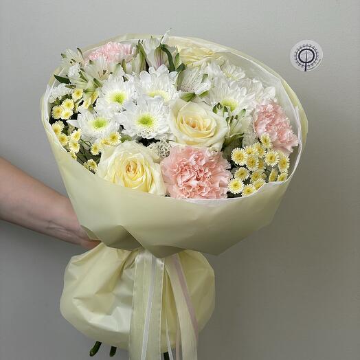 Сборный букет из кустовой хризантемы, кремовой розы и розовых диантусов