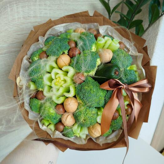 Летний зелёный букет в светлом из овощей и орехов с авокадо, макадамией, бантом и ковылём (M)