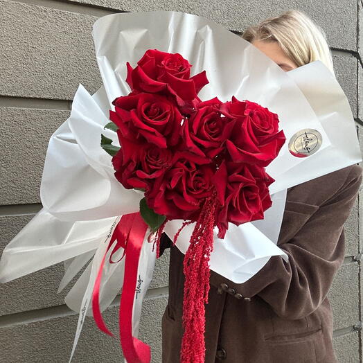 Букет из красных роз и амаранта