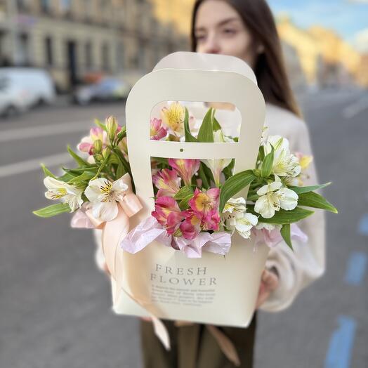 Крафт сумка с альстромериями