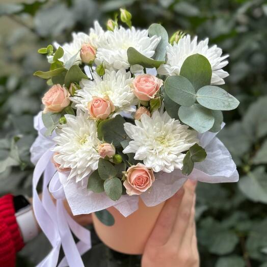 Цветочная коробка "Стиль" с кустовой розой, хризантемой и эвкалиптом