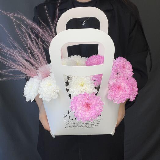 Нежная композиция в коробке,кустовая хризантема и сухоцветы