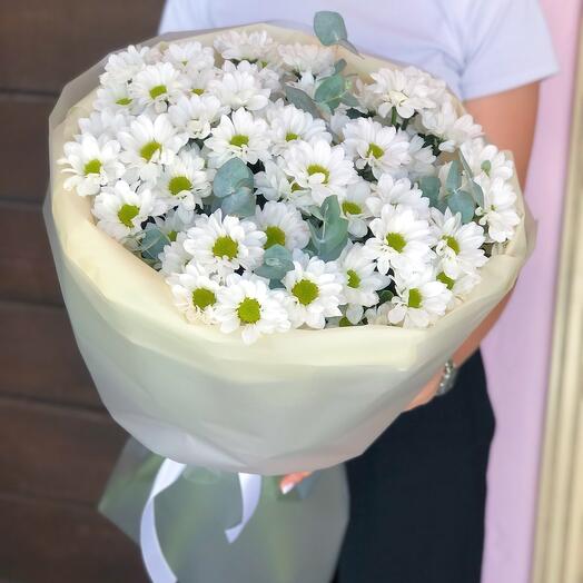 Букет из ромашек и эвкалипта