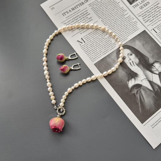 Комплект из натурального жемчуга и роз