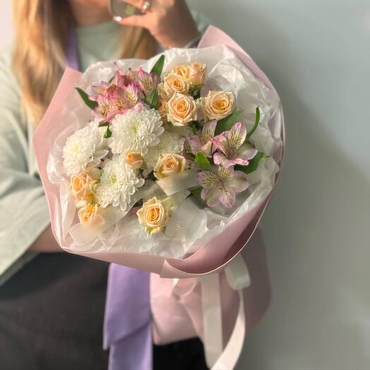 Букет из хризантем и кустовых роз