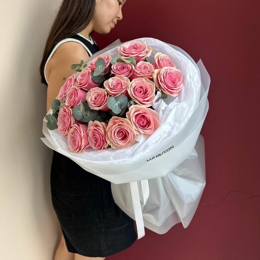 Букет "17 роз джеральдин с эвкалиптом"