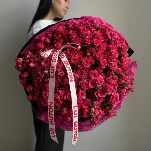 Букет "65 кустовых малиновых роз"