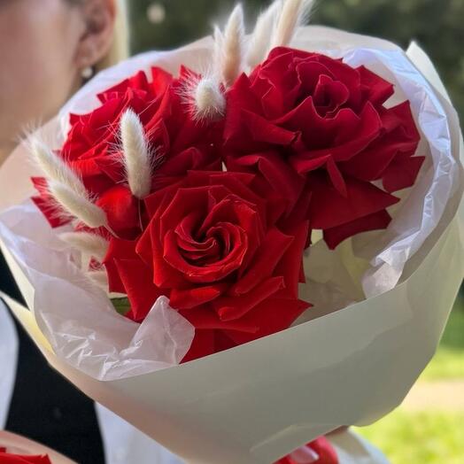 Комплимент букет  из алых французских роз