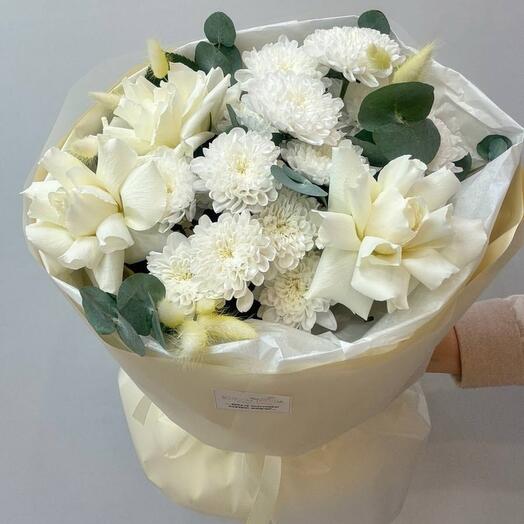 Букет Великолепный из белых французских роз с хризантемой и эвкалиптом