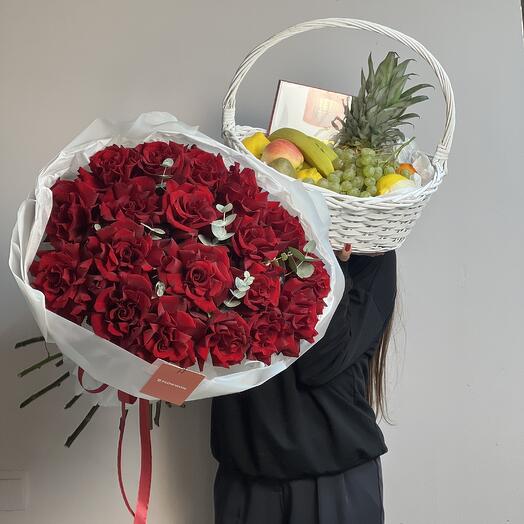 Подарочный набор из букета французских роз, фруктовой корзины и конфет Mersi