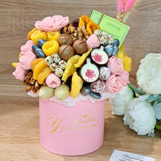 Подарочный букет из сухофруктов, орехов и шоколада для учителя