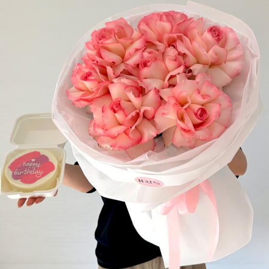 Нежные розы и бенто-торт