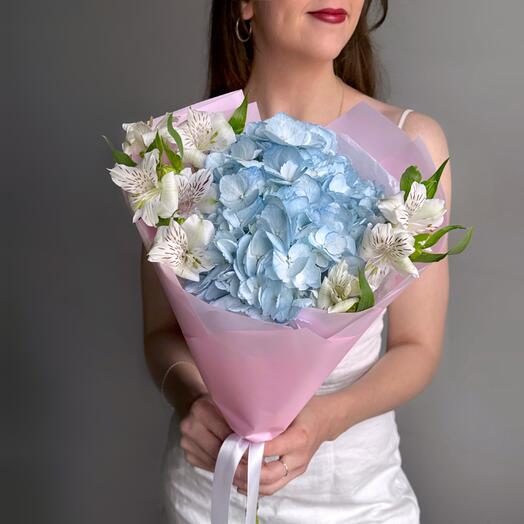 Нежный букет голубая гортензия и альстромерия