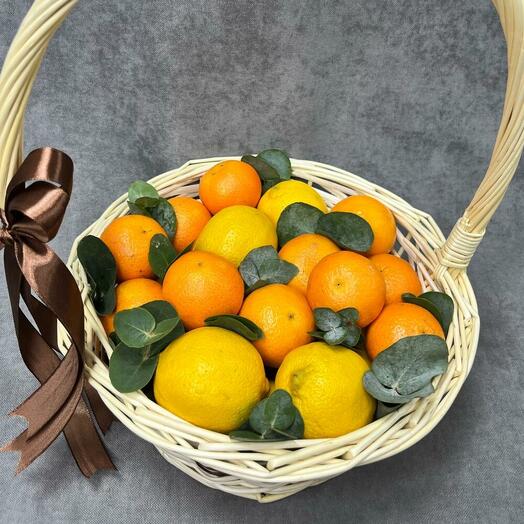 Корзина с мандаринами и лимонами