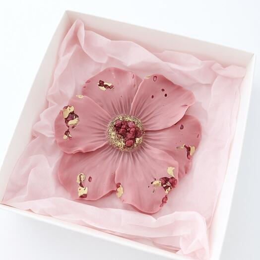 Шоколадный набор с цветком из клубничного шоколада — подарок на 8 Марта, день рождения или без повода