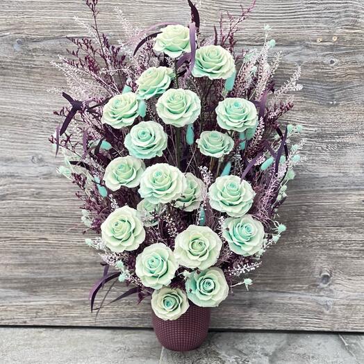 Композиция букет «Вальс цветов» из стабилизированных роз и растений в кашпо. 61 см