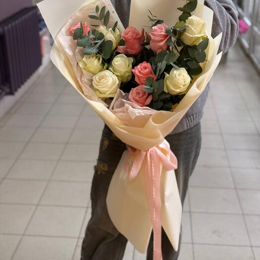 Большой букет из роз с эвкалиптом