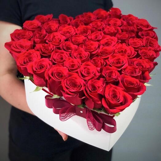 Цветы в коробке «сердечком»