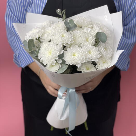 Воздушный букет хризантем с эвкалиптом