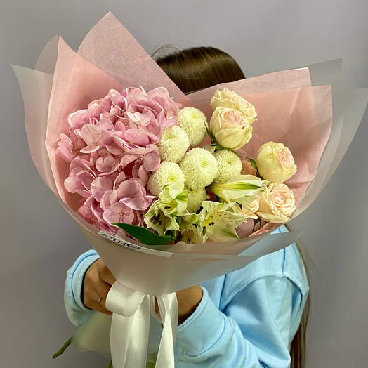 Цветы букет с гортензией кустовой розой