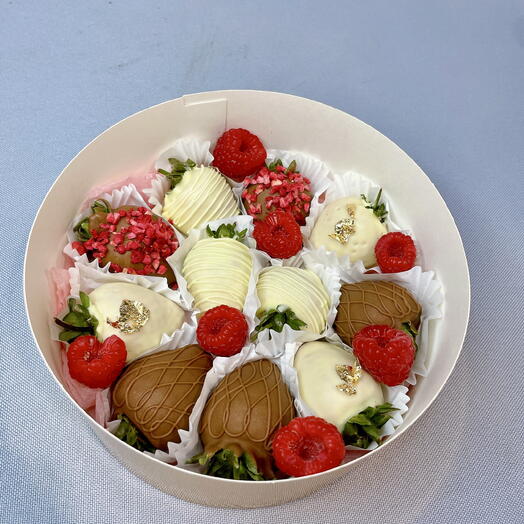 Набор клубника в шоколаде 11 штук с малиной