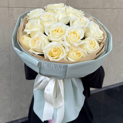 Букет из 15 голландских роз в светлом оформлении
