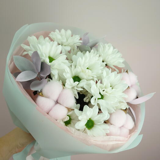 Букет из кустовых хризантем с хлопком и рускусом