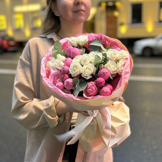 Букет пионовидных и кустовых роз