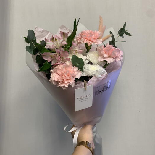 Нежный букет с альстромерией , хризантемой , диантусами и эвкалиптом