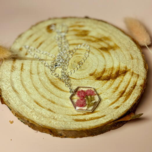 Ожерелье кулон ручной работы с деревянной подставкой из спила