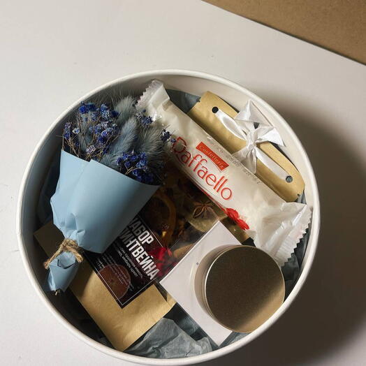 Подарочный набор особенный с букетом сухоцветов, конфетами, чаем , свеча, глинтвейн