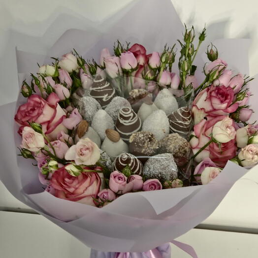 Букет из клубники в шоколаде и кустовых роз "Сиреневый туман"