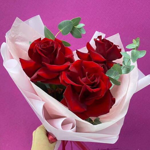 Букет с французскими розами «Алая любовь»