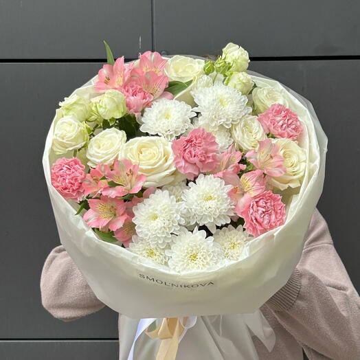 Красивый будет с альстромерией, диантусами, розами и хризантемой