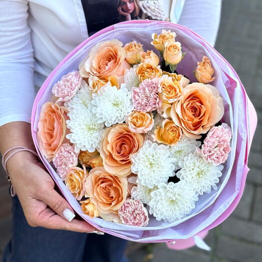 Small round bouquet in beige-pink tones